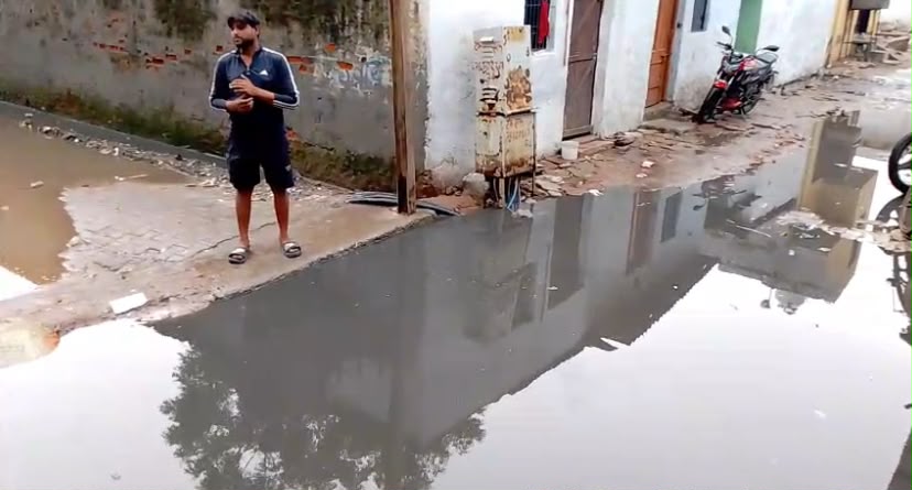 टेढ़ी बगिया में जलभराव से बढ़ा करंट का खतरा, घरों में घुसा गंदा पानी; लोगों में आक्रोश