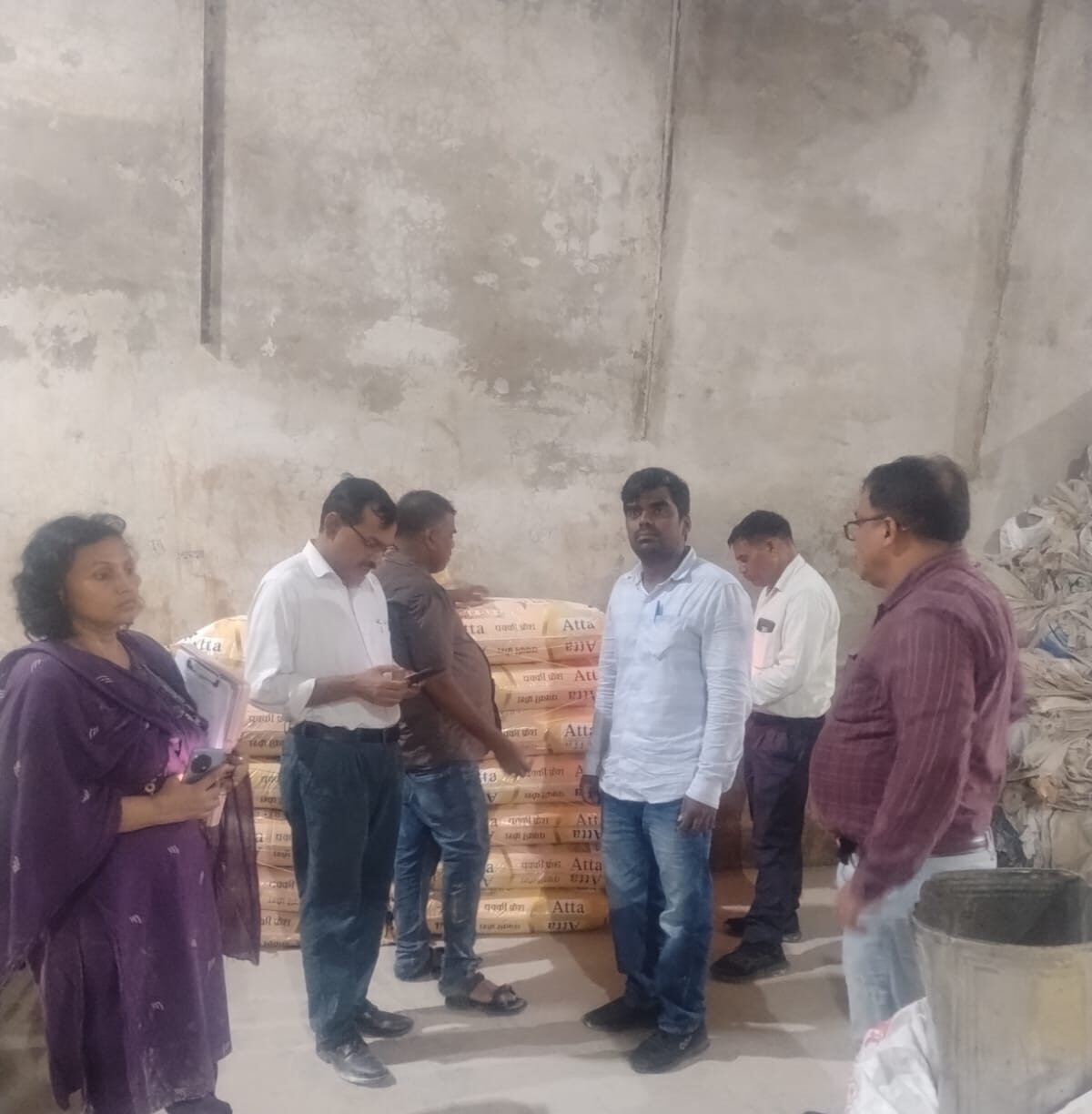 फतेहपुर सीकरी में आटे में मिलावट की आशंका, खाद्य विभाग की बड़ी कार्रवाई; 1800 किलो सेलखड़ी और 13.5 क्विंटल आटा अभिगृहीत