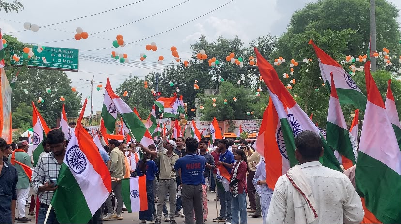 आगरा में जगह-जगह निकली भव्य तिरंगा यात्रा, देशभक्ति के नारों से गूंजा शहर
