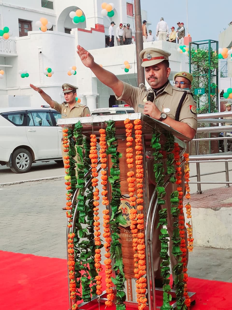 आगरा कलेक्ट्रेट में 80वें स्वतंत्रता दिवस पर गूंजा राष्ट्रगान, DCP सिटी ने फहराया तिरंगा