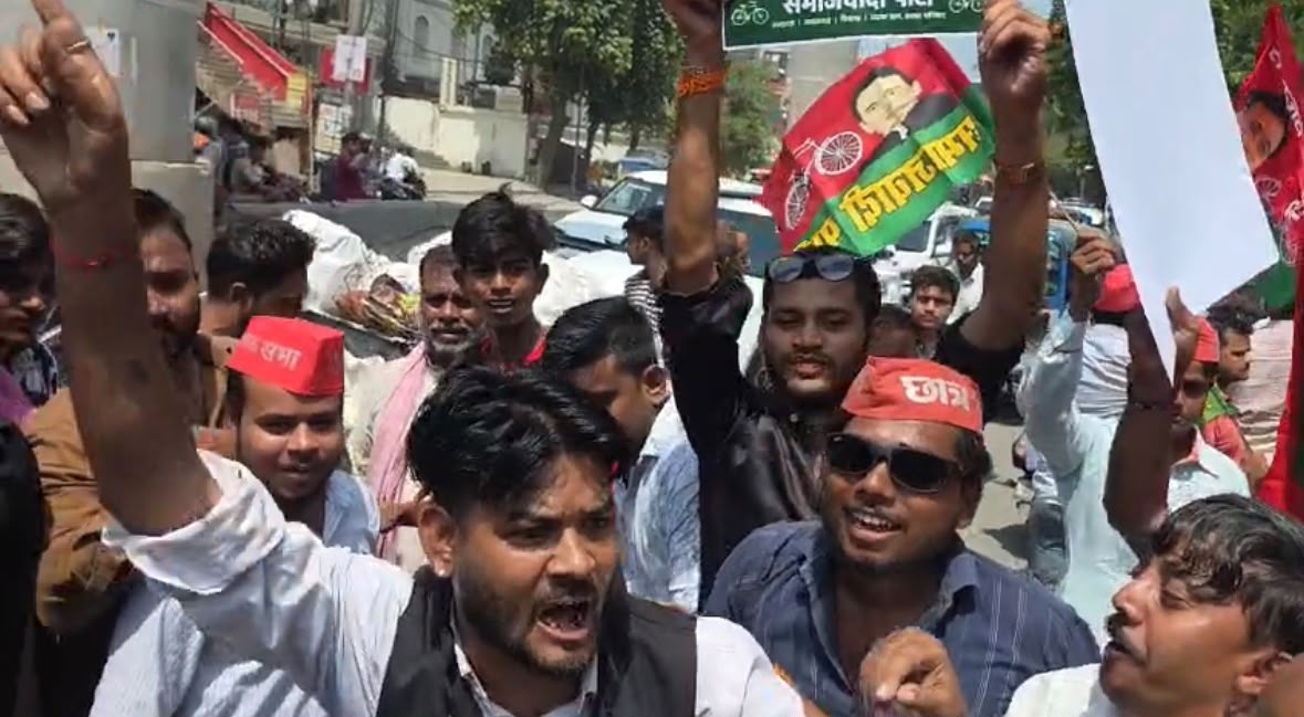 सपा के धरने में लगे ‘योगी-मोदी जिंदाबाद’ के नारे!